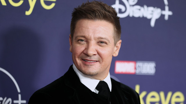 Jeremy Renner Publica V Deo Se Exercitando Ap S Grave Acidente