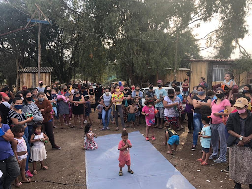 Entrega de cobertores e alimentos a famílias do assentamento União, no Tatuquara, na tarde desta terça-feira (Foto: Movimento SOS Vila Torres)