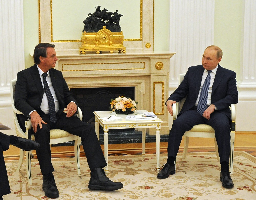 Os presidentes do Brasil, Jair Bolsonaro, e da Rússia, Vladimir Putin, reuniram-se em Moscou, acompanhados de intérpretes - Foto: Oficial Kremlin/PR