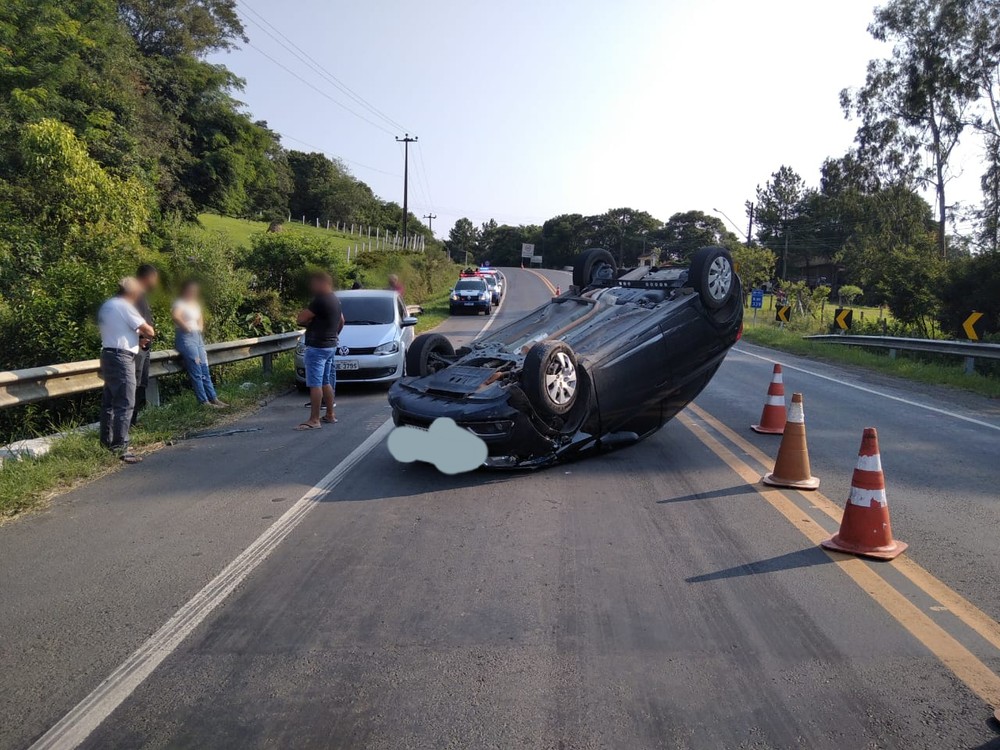 Motorista bateu e capotou carro ao fazer ultrapassagem em local proibido da BR-153, segundo a PRF - Foto: Divulgação/PRF