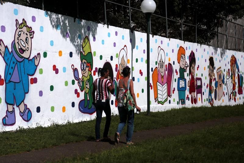 Grafites colorem bairro e transformam realidade social na CIC. Foto: Cido Marques