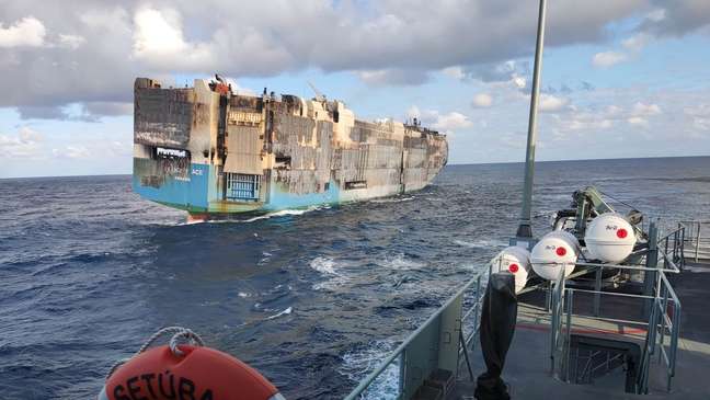 Embarcação alertou incêndio no dia 16 de fevereiro e tinha cerca de 4 mil carros de luxo a bordo. Foto: Divulgação/Marinha Portuguesa Foto: Divulgação/Marinha Portuguesa / Estadão
