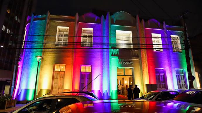 Com a fachada iluminada nas cores da bandeira arco-íris, símbolo do movimento LGBTI, o Cine Passeio foi palco da solenidade de comemoração dos 30 anos do Grupo Dignidade. Curitiba, 14/03/2022. Foto: D
