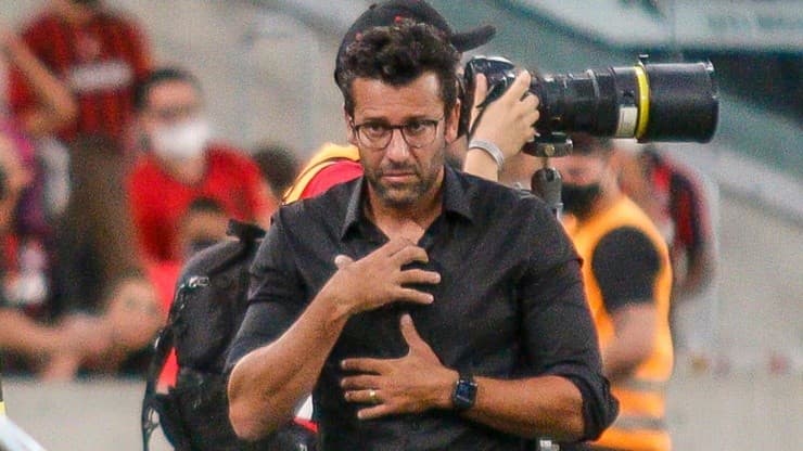 Foto: (Gabriel Machado/AGIF) - Alberto Valentim está pressionado no Athletico Paranaense