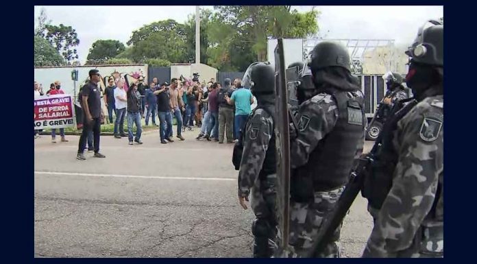 Protesto de servidores da Polícia Civil contra Governo do Paraná terminou em confusão, em Curitiba - Foto: Reprodução/RPC
