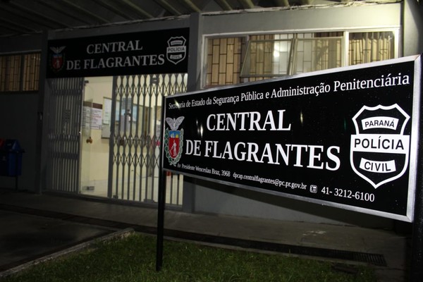 Carga de celulares apreendida foi encaminhada à Central de Flagrantes, no Centro de Curitiba - Foto: Tony Mattoso/RPC