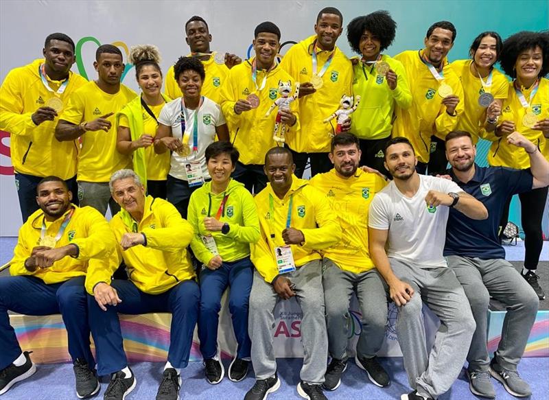 Técnico e lutador incentivados pela Prefeitura de Curitiba ajudam o Brasil a ser campeão por equipes no sul-americano de boxe. Foto: Divulgação