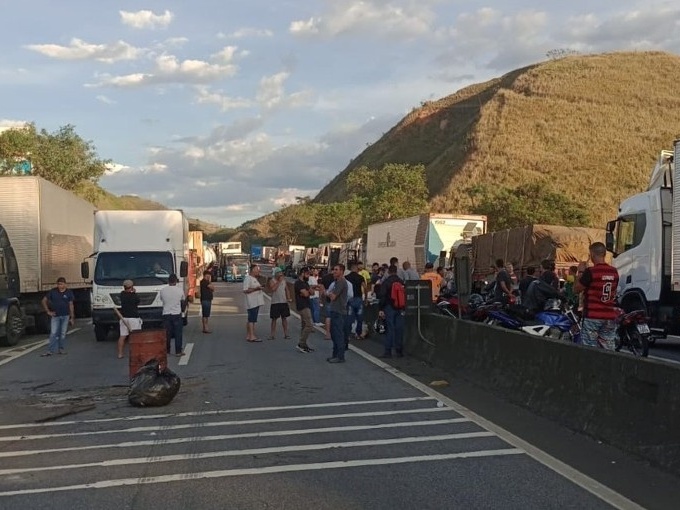 Caminhoneiros bloqueiam Via Dutra em protesto à eleição de Lula no domingo (30) Imagem: Reprodução/Twitter