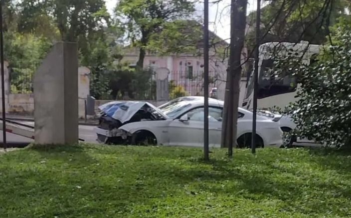 Motorista abandona Mustang batido contra poste em Curitiba e pedestres se surpreendem. Foto: Colaboração Banda B