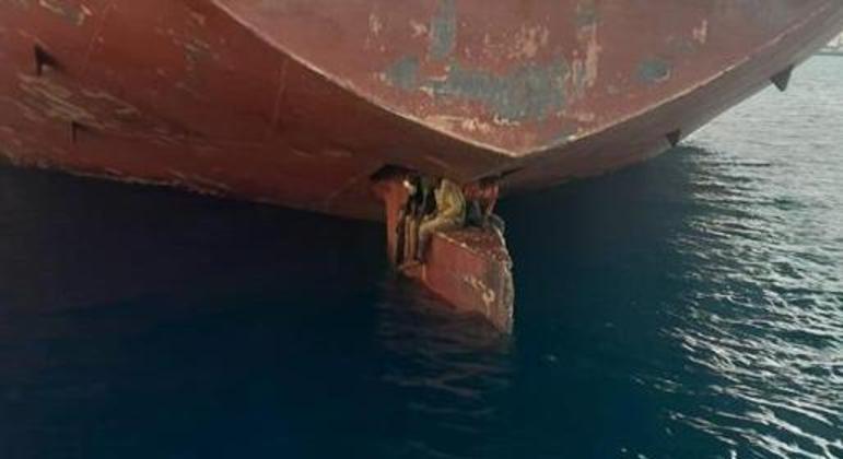 Três pessoas foram encontradas no Leme de navio que saiu de Lagos, na Nigéria, e ancorou nas Ilhas Canárias SALVAMENTO MARÍTIMO/EFE