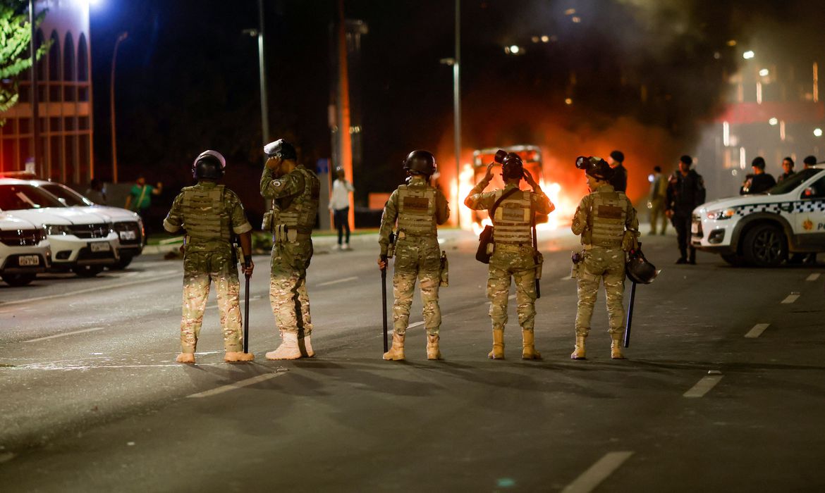 Manifestantes colocaram fogo em carros e ônibus - Reuters/Adriano Machado/Direitos Reservados