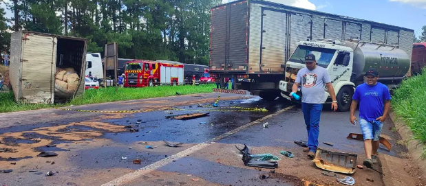 Engavetamento envolvendo 9 veículos deixa feridos na BR-467, em Cascavel - Foto: Tarcísio Silveira/RPC Cascavel