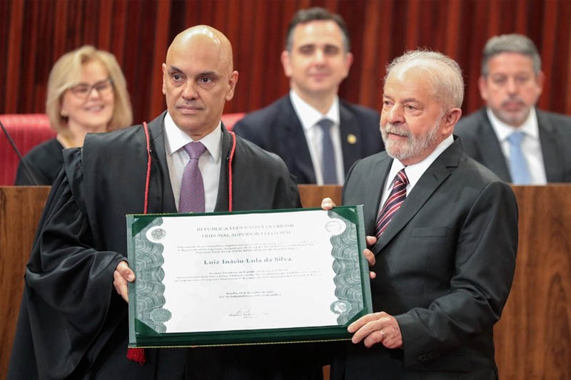 Alexandre de Moares, presidente do TSE, entrega diploma para o presidente eleito Lula (Foto: Alejandro Zambrana/Secom/TSE)