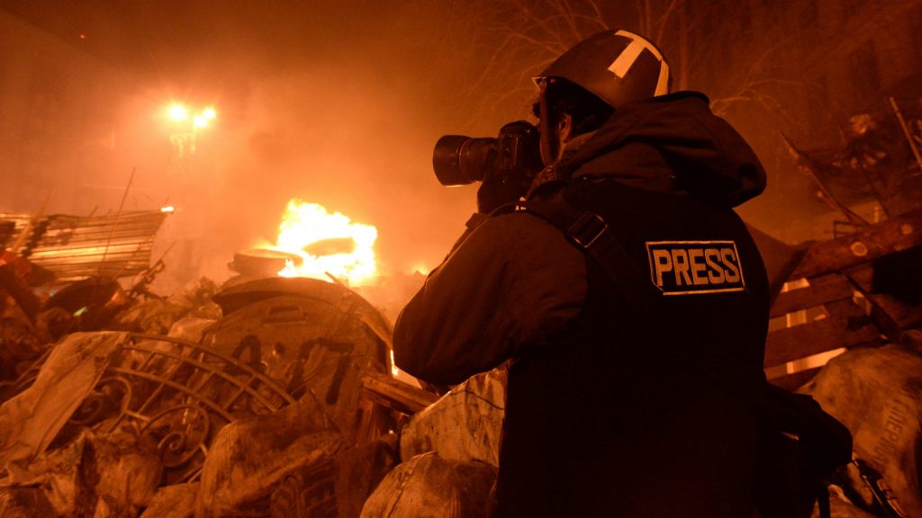 Jornalista registra eventos na Praça da Independência durante violentos confrontos em Kiev em 2014 (Foto: Wikimedia Commons)