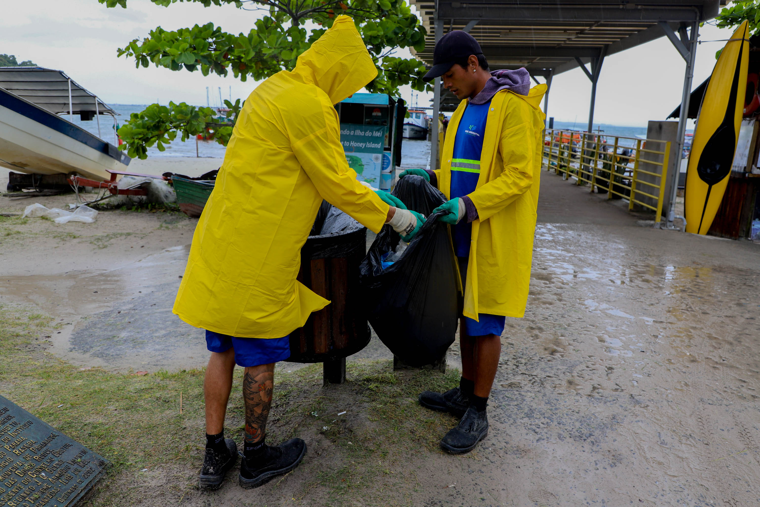 Estado reforça limpeza e coleta de lixo na Ilha do Mel durante a alta temporada - Foto: Ari Dias/AEN