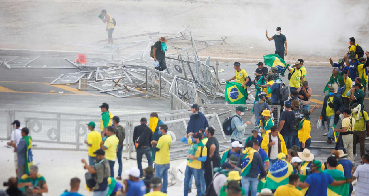 Apoiadores do ex-presidente Jair Bolsonaro protagonizaram atos antidemocráticos e depredaram os prédios do Congresso, STF e Palácio do Planalto. (Imagem: REUTERS/Adriano Machado)