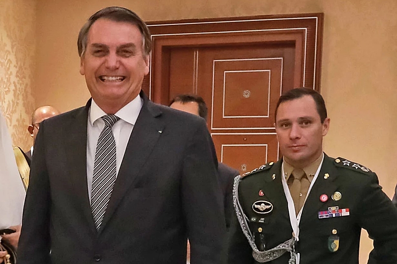 Jair Bolsonaro, seguido pelo Coronel Cid, seu ajudante de ordens - Foto: Secom