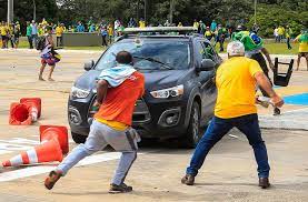 Apoiadores do ex-presidente Jair Bolsonaro atacam viatura da polícia Sergio Lima/AFP