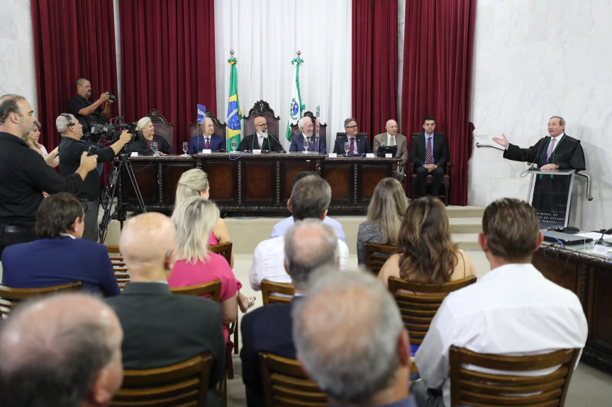 O ex-deputado e ex-prefeito de Pato Branco, Augustinho Zucchi, assume como conselheiro do Tribunal de Contas do Estado do Paraná. Créditos: Orlando Kissner/Alep