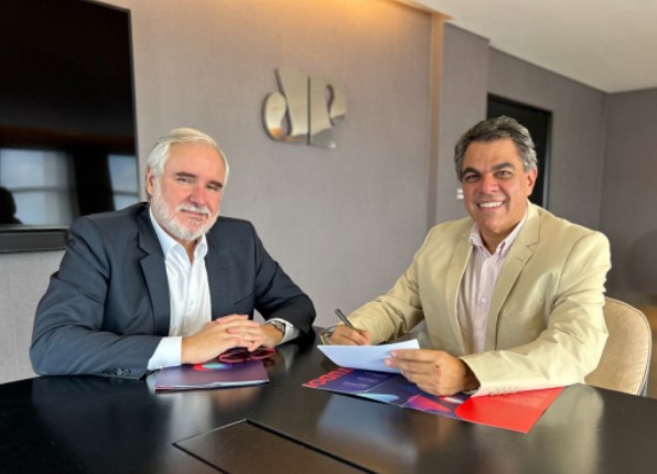 André Ramos (à dir.) e Roberto Araújo (presidente da empresa) - Foto: Divulgação Jovem Pan