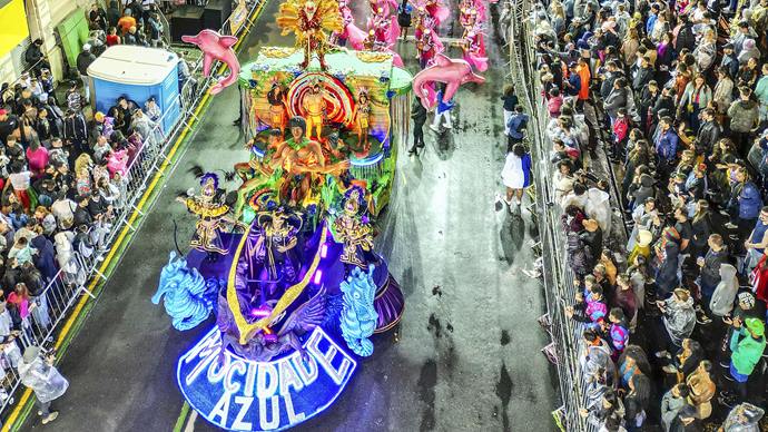 A Mocidade Azul é a campeã do Carnaval de Curitiba 2023. A escola de 50 anos brilhou no enredo e na "Avenida" Marechal Deodoro. O desempenho da agremiação resultou na conquista, bastante acirrada, do 