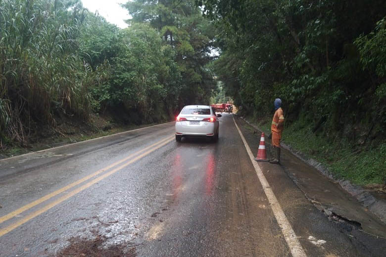 DER opera em ponto de deslizamento na PR-340, entre Tibagi e Castro - Sinalização Foto: DER