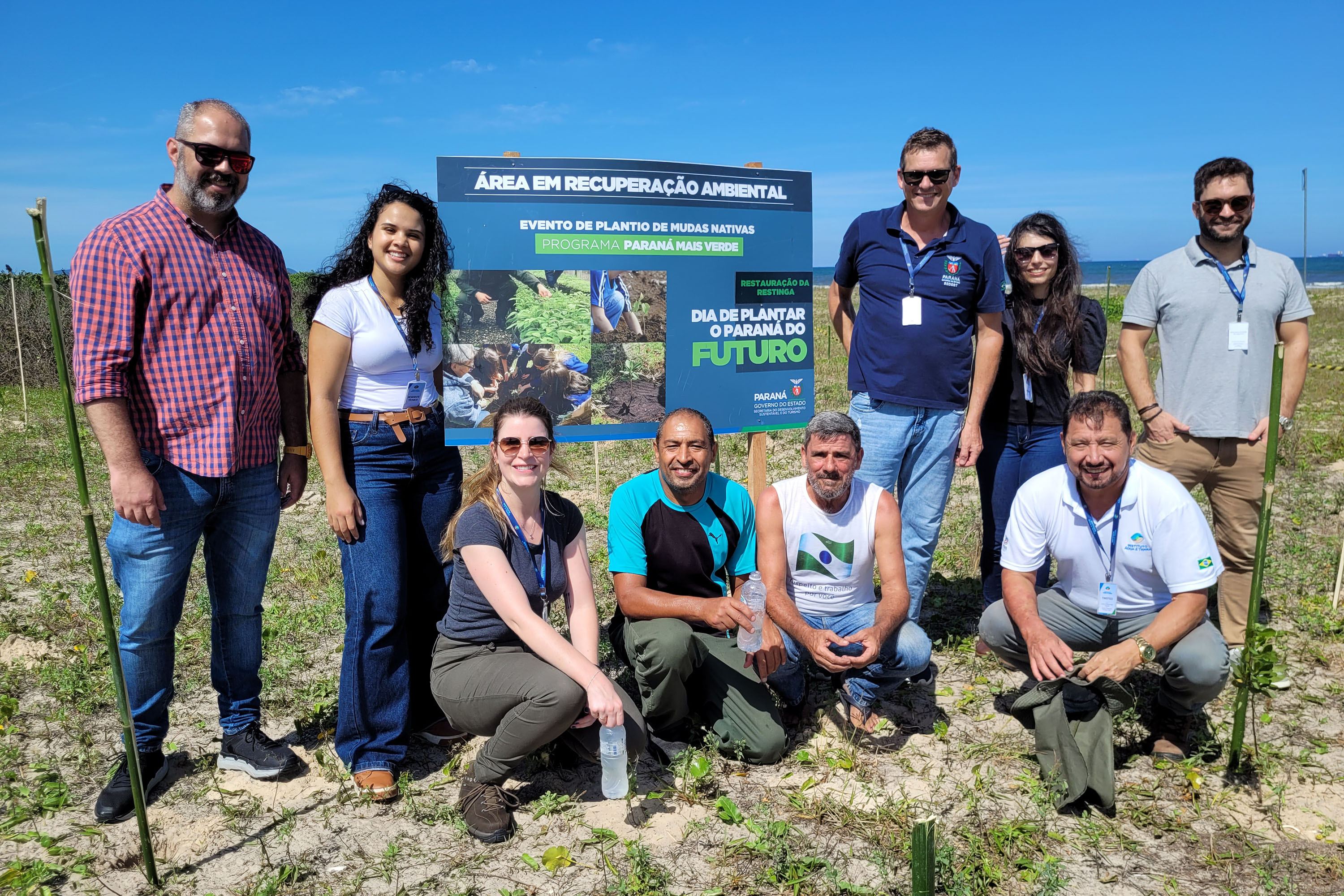Equipe do Instituto Água e Terra que participou do plantio de restinga em Pontal do Paraná. Foto: Comunicação IAT