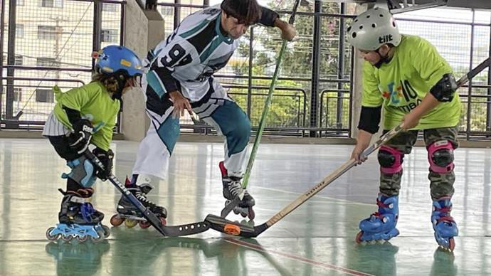 Alunos da rede municipal de ensino agora podem praticar hockey na regional Boa Vista. Foto: Divulgação/SMELJ
