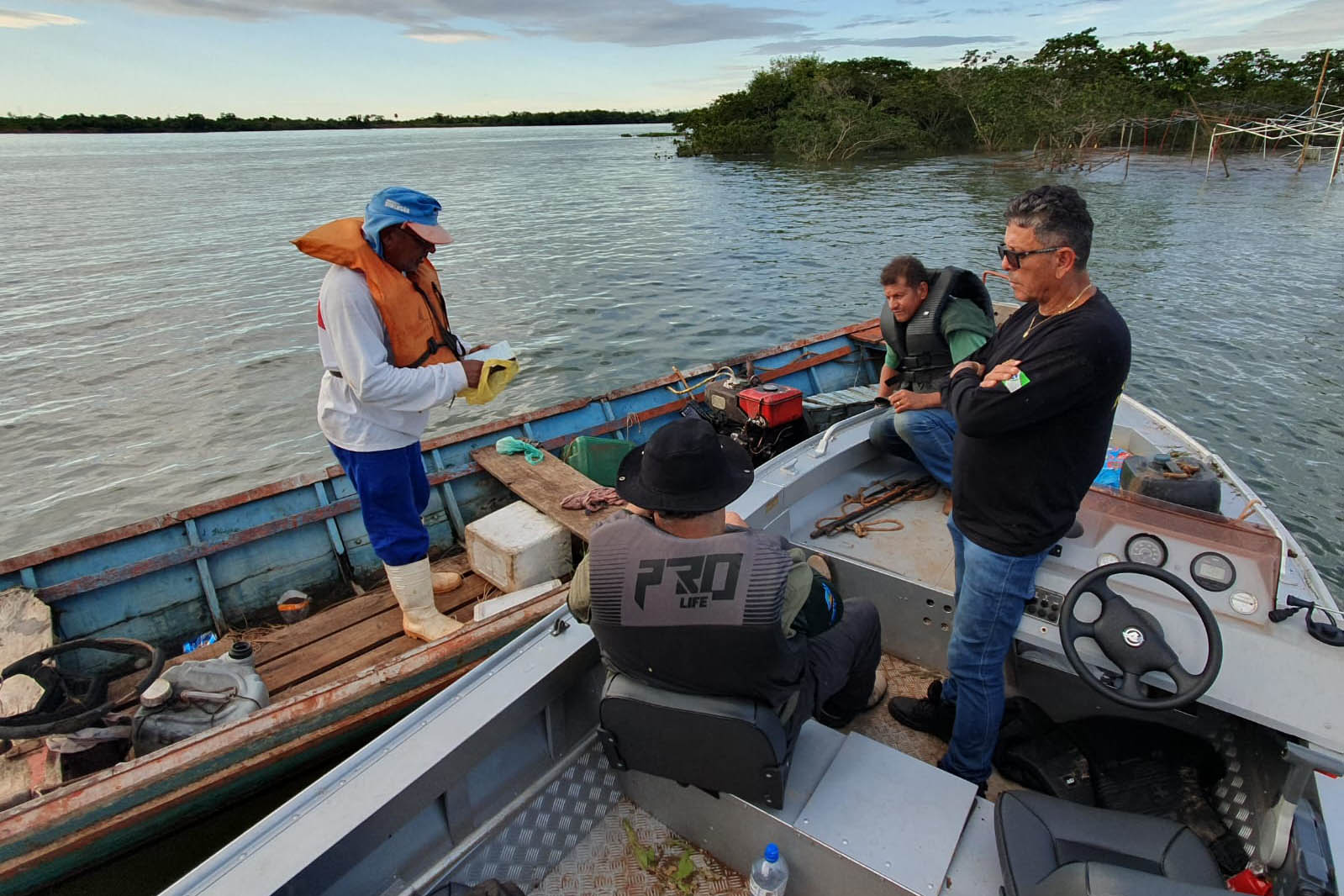 Operação do IAT no Rio Paraná busca combater a prática da pesca ilegal. Foram recolhidos materiais proibidos e aplicadas multas Foto: Comunicação IAT