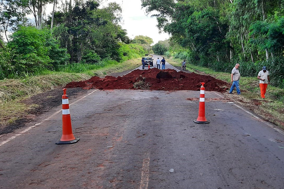  Rodovia em Tamboara é interditada devido à danos causados pelas chuvas Foto: DER