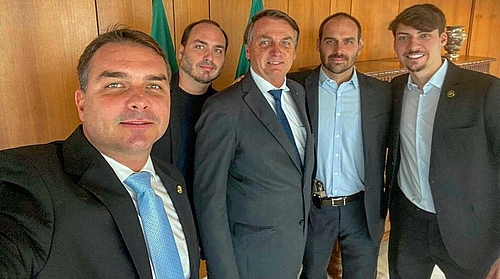 Jair Bolsonaro com os filhos Flávio, Carlos, Eduardo e Jair Renan - Reprodução