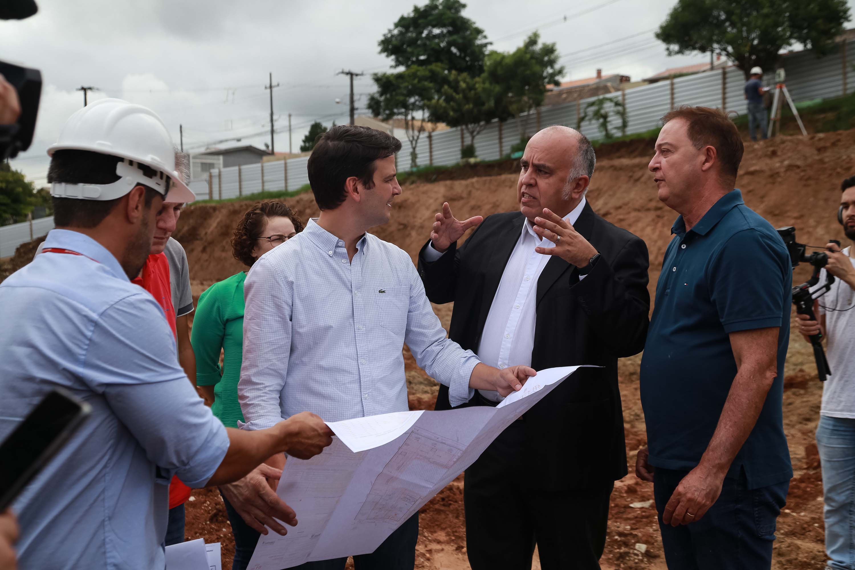 Secretario Eduardo Pimentel visita obras de pavimentação em Colombo. Foto: Valdelino Alves Pontes