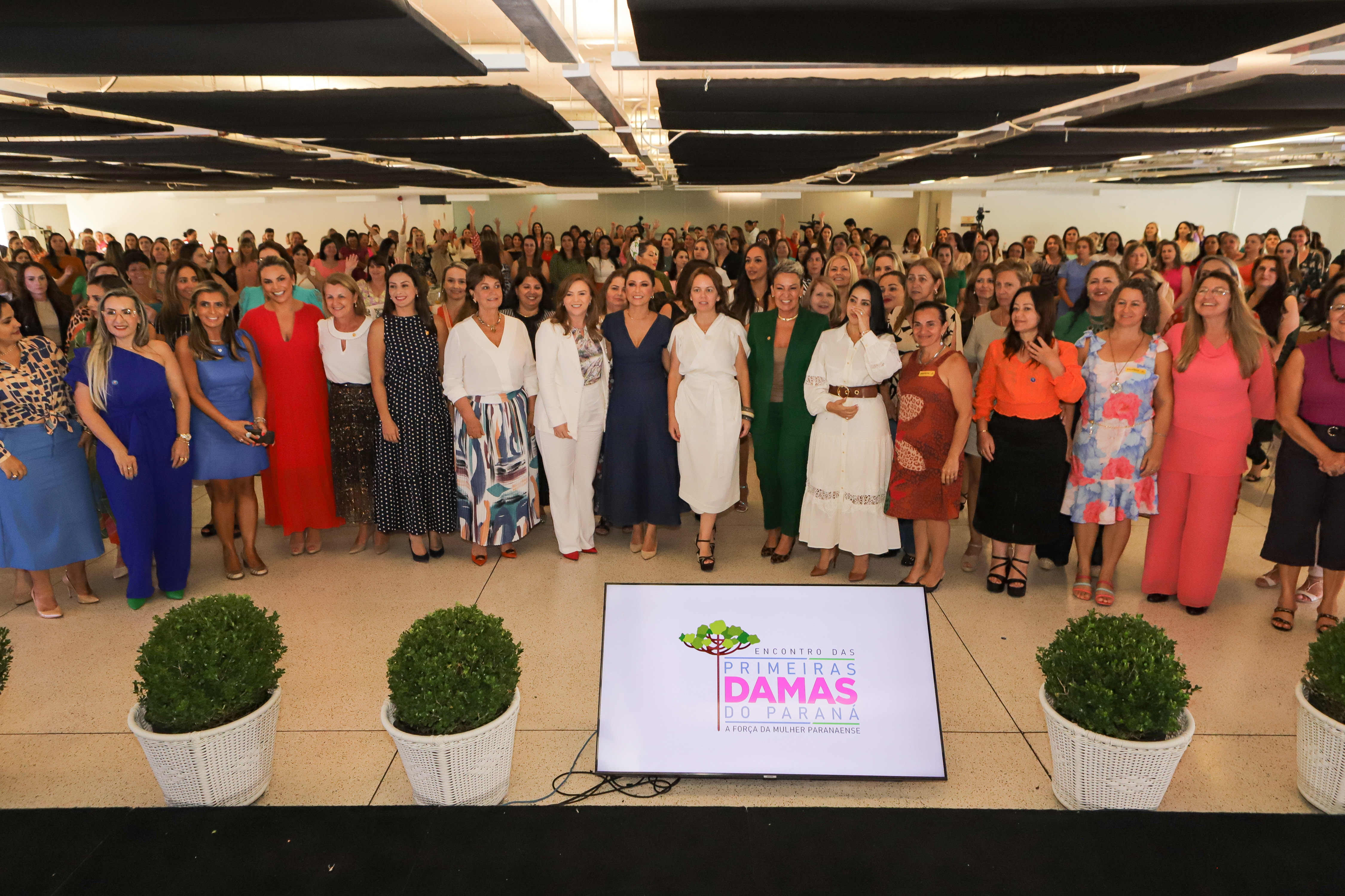A primeira-dama do Paraná, Luciana Saito Massa, presidiu nesta terça-feira (21) o II Encontro das Primeiras-Damas do Paraná - A Força da Mulher Paranaense, no Museu Oscar Niemeyer, em Curitiba. Foto: 