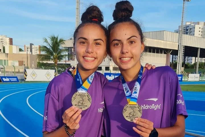  As irmãs gêmeas Ana e Helena Mees, de 17 anos, conquistaram medalhas de ouro nos 3000m e 1500m rasos, respectivamente, e destacaram a atmosfera do campeonato. Foto: Ana e Helena/Arquivo pessoal