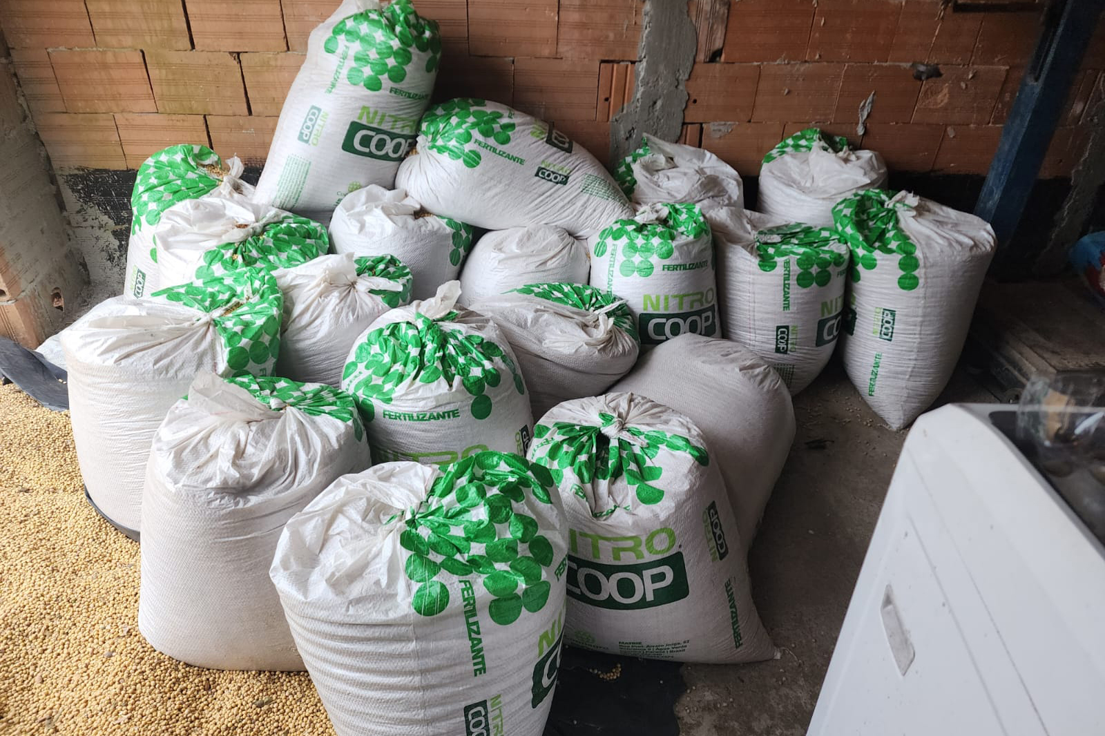 Após denúncia pelo 181, Polícia Militar apreende três toneladas de soja furtadas em Paranaguá Foto: PMPR