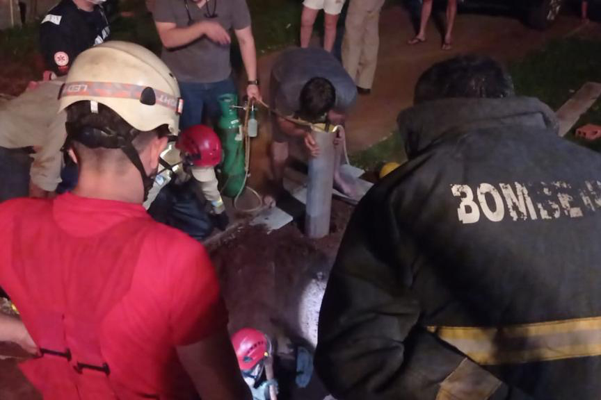 Bombeiros do Paraná salvam criança de 1 ano e 11 meses que caiu em buraco em Mamborê Foto: Corpo de Bombeiros do Paraná