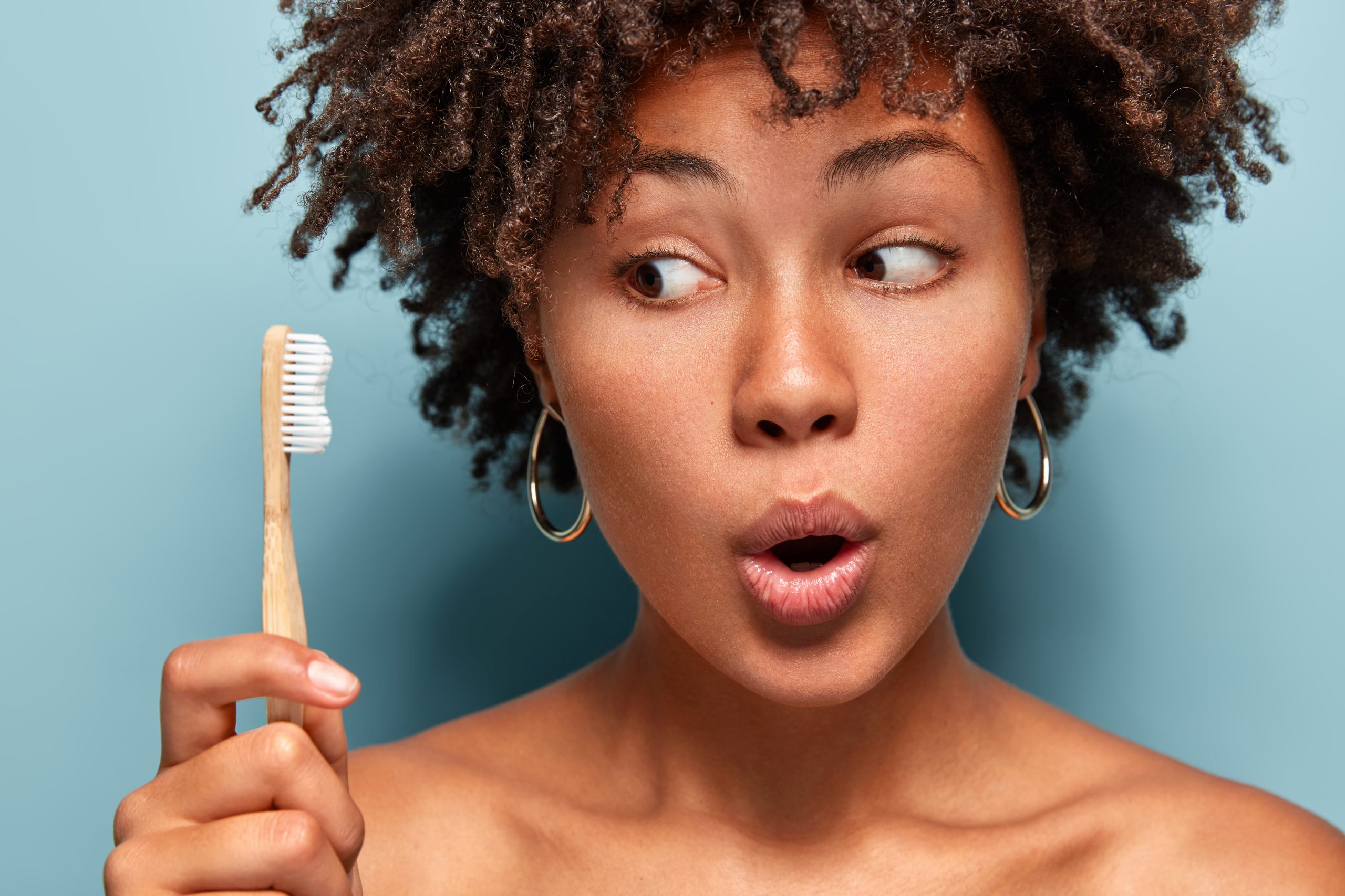 Maioria das escovas de dentes não proporciona uma escovação segura, segundo pesquisa - foto Freepik