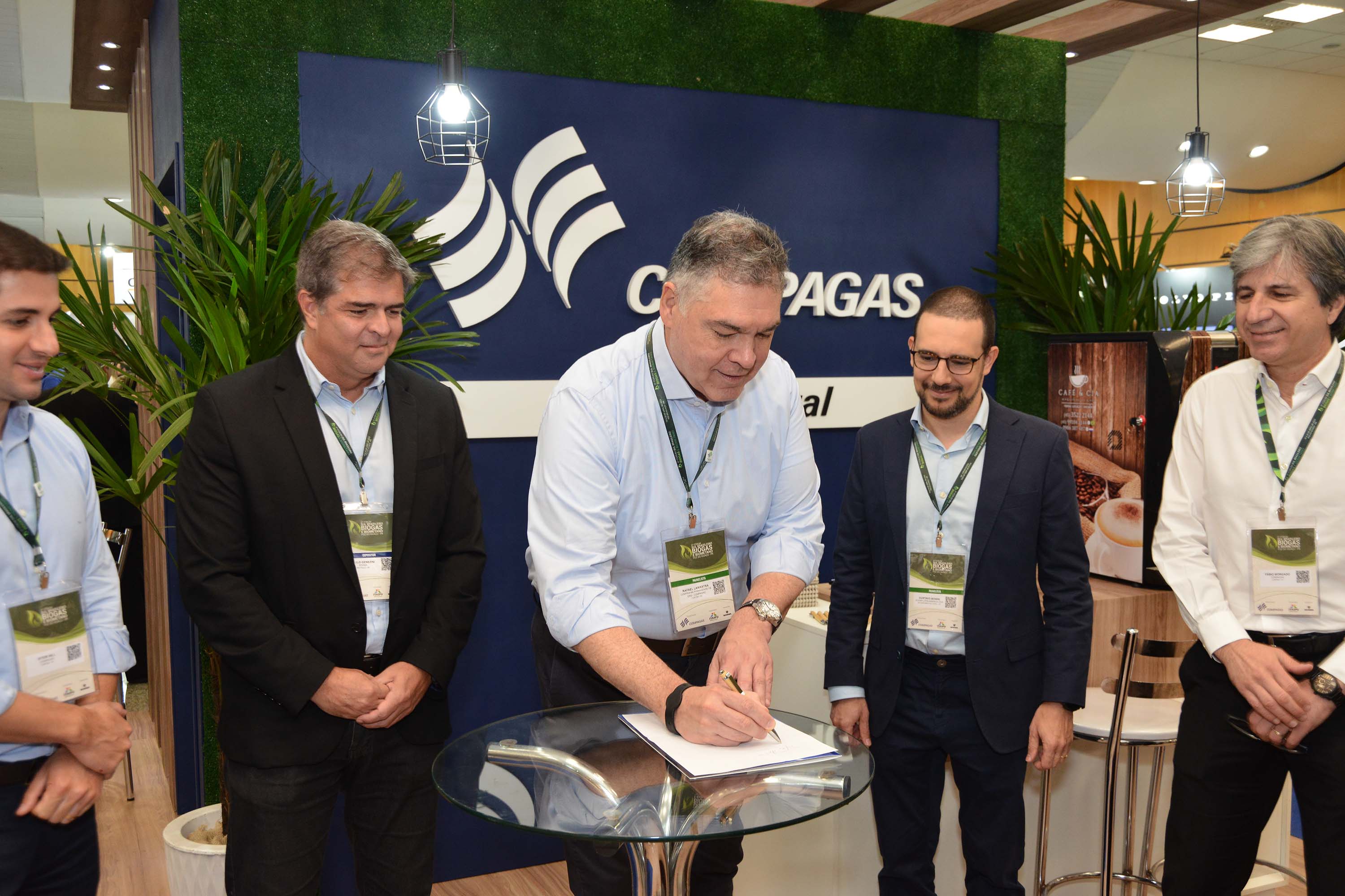 Compagas e Scania anunciam parceria para impulsionar GNV e biometano em veículos pesados - Na foto, o diretor-presidente, Rafael Lamastra Jr, o diretor técnico-comercial, Fábio Eduardo Morgado, e o di