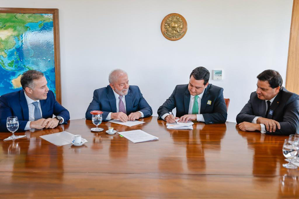 O governador Carlos Massa Ratinho Junior assinou nesta quarta-feira (03), em Brasília, em encontro com o presidente Luiz Inácio Lula da Silva e o ministro dos Transportes, Renan Filho, o documento que