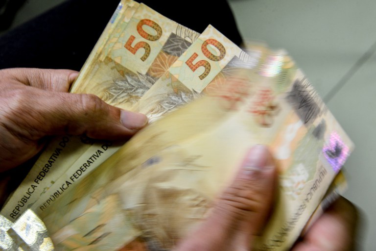 Pagamento injeta um total de R$ 62,6 bilhões na economia nacional em dois meses. Foto: Marcello Casal JrAgência Brasil
