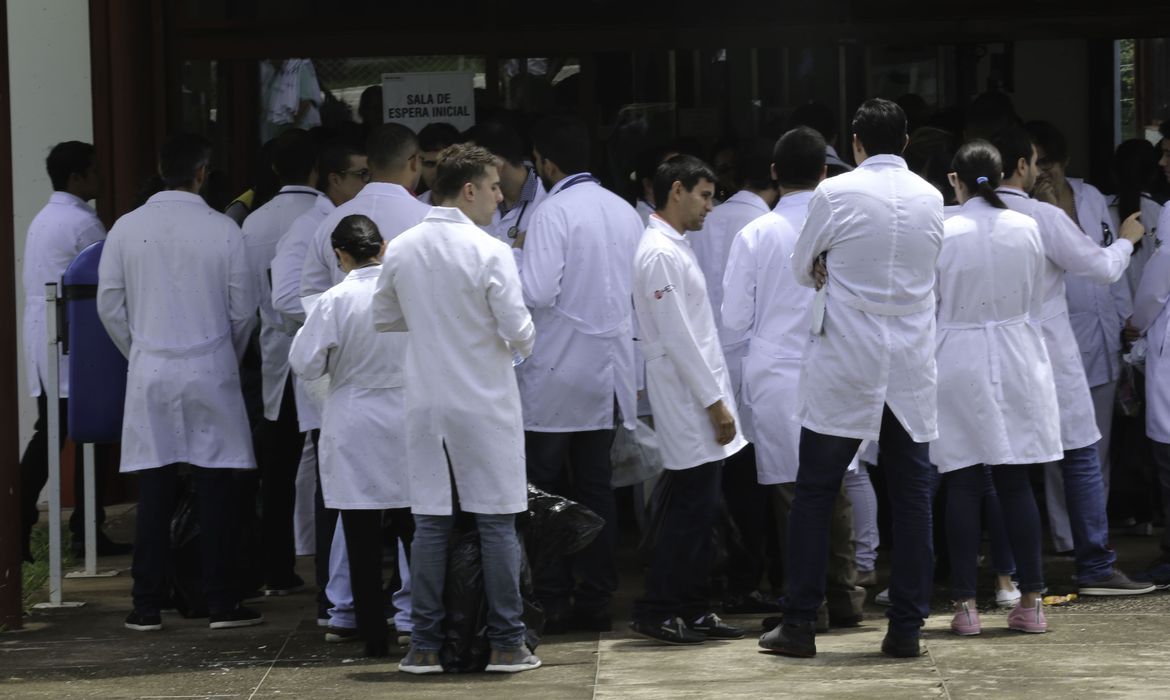 Médicos estrangeiros e brasileiros que se graduaram em outro país, fazem a segunda etapa da edição 2017 do Exame Nacional de Revalidação de Diplomas Médicos Expedidos por Instituições de Educação Supe