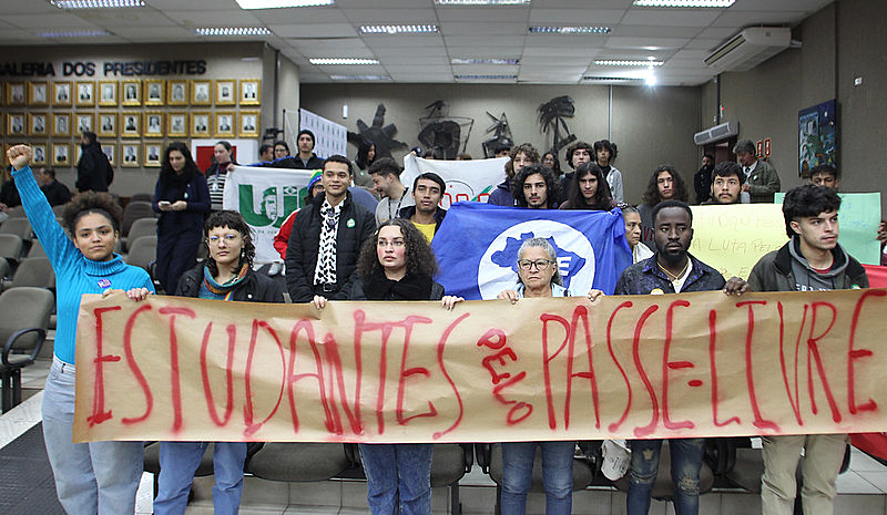 Estudantes fizeram protesto na Câmara de Foz do Iguaçu, nesta segunda (19) - Foto: Christian Rizzi/CMFI