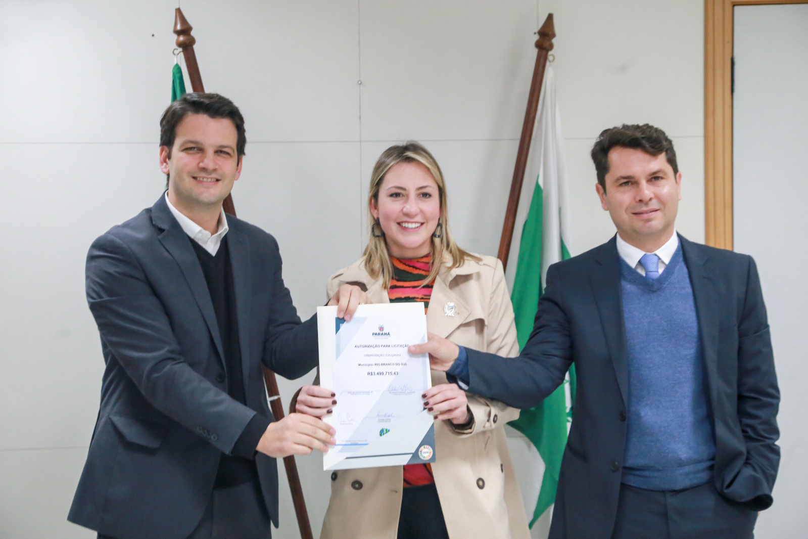 Assinatura para autorização de licitação para o município de Rio Branco do Sul - Prefeita Karime Fayad Foto: Valdelino Pontes/SECID