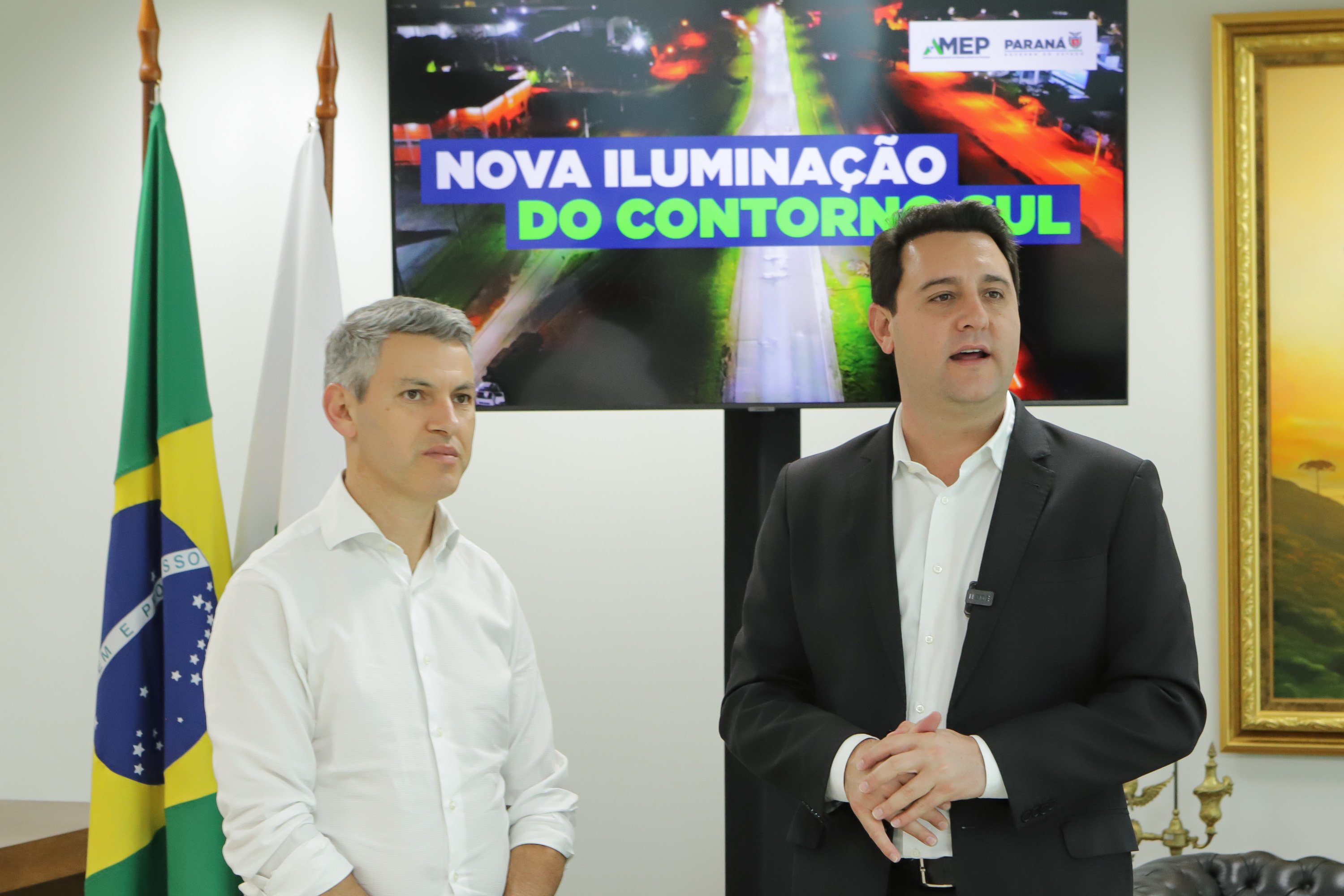 O governador Carlos Massa Ratinho Jr., ao lado do diretor-presidente da Agência de Assuntos Metropolitanos do Paraná (Amep), Gilson Santos, anunciam conclusão da obra de iluminação do Contorno Sul de 