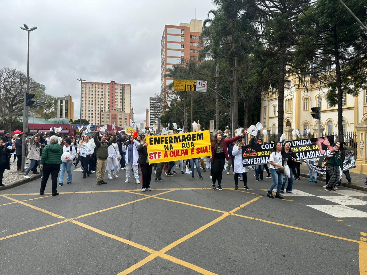 Enfermagem de Curitiba realiza manifestação nesta quinta-feira (Foto: Geovane Barreiro - Nosso Dia)