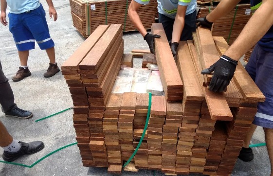 Organização traficava cocaína no meio de cargas lícitas de madeira que seguiam para exportação, segundo a PF| Foto: Divulgação/PF
