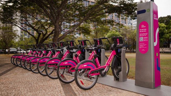 Curitiba terá 50 estações como essa da imagem, com 10 bicicletas disponíveis em cada uma delas.| Foto: Divulgação/Tembici 