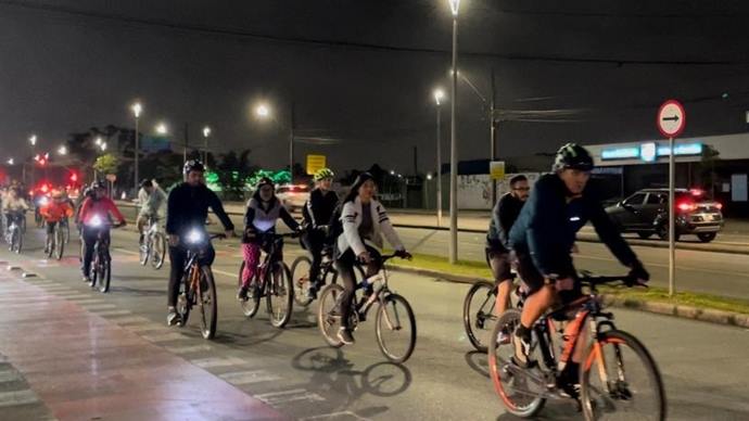Curitiba promove Pedala Noturno especial em combate ao feminicídio. . Foto: Divulgação