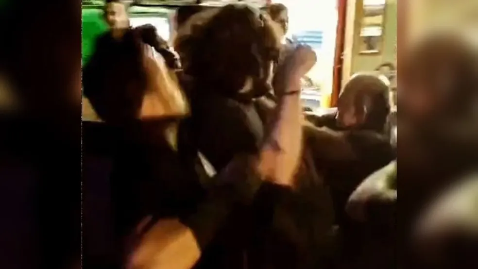 Homem é agredido por várias pessoas após fazer saudação nazista em show da banda Sepultura em Fortaleza - Foto: Reprodução