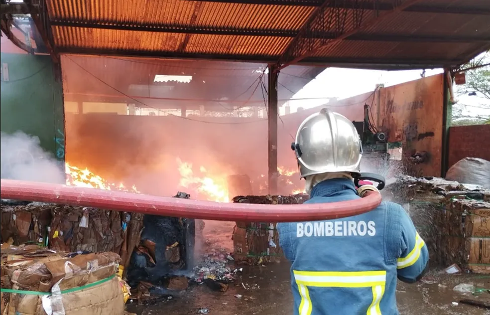 Cerca de 40 toneladas de material reciclável pegou fogo - Foto: Divulgação/Corpo de Bombeiros